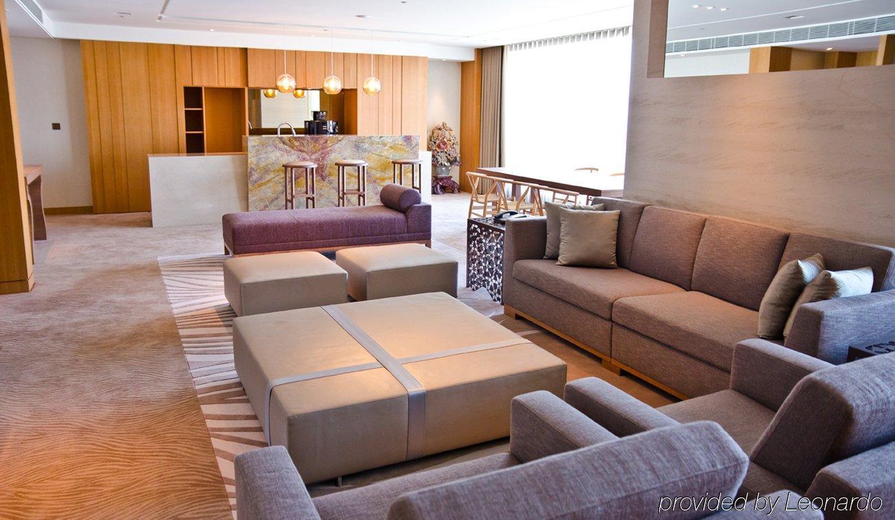Millennium Hotel Тайджун Екстериор снимка The living room of a three-bedroom suite